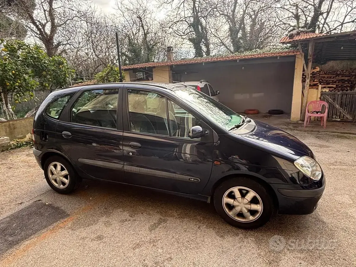 Usata Renault Scénic 107 CV (78 kW) 2000 Blu Monovolume