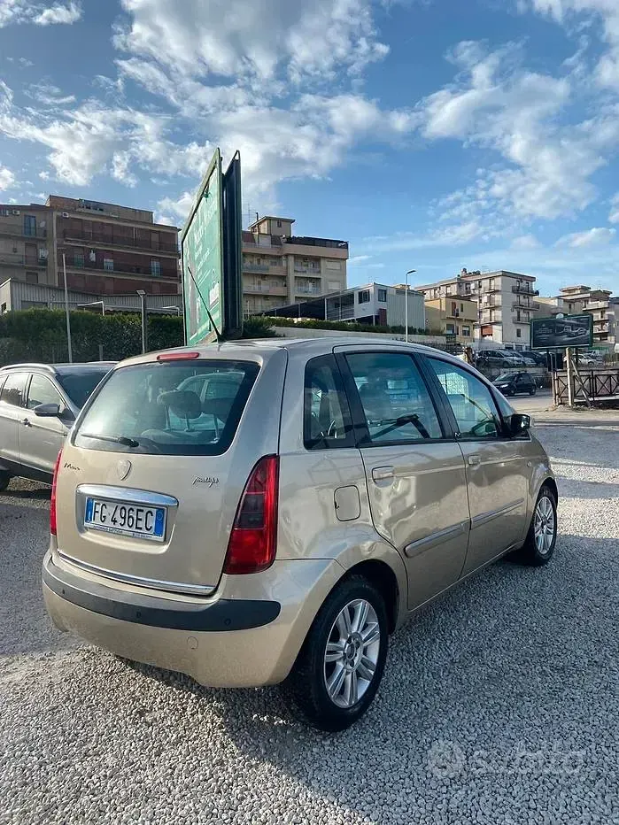 Usata Lancia Musa 90 CV (66 kW) 2007 Giallo Monovolume