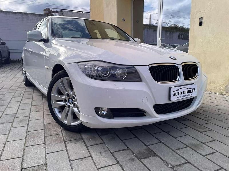Bianco Usata 2011 BMW 320 Tre volumi | 8600 € (Molto cara) - Immagine 1/4