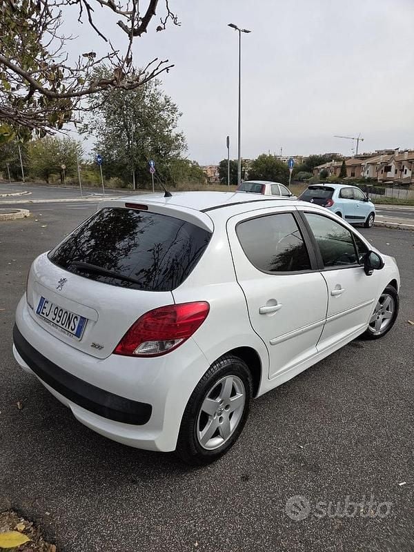 Usata Peugeot 207 Active 68 CV (50 kW) 2011 Bianco Berlina