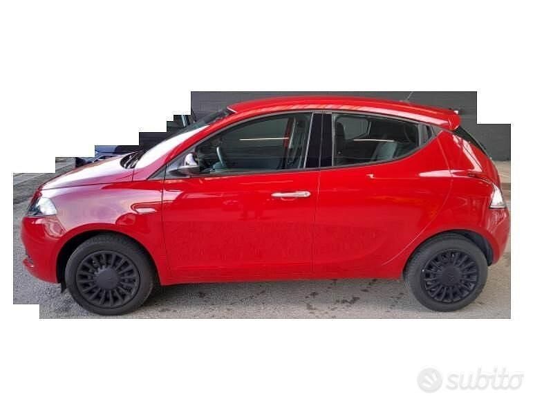 Usata Lancia Ypsilon Silver 70 CV (51 kW) 2022 Rosso Utilitaria