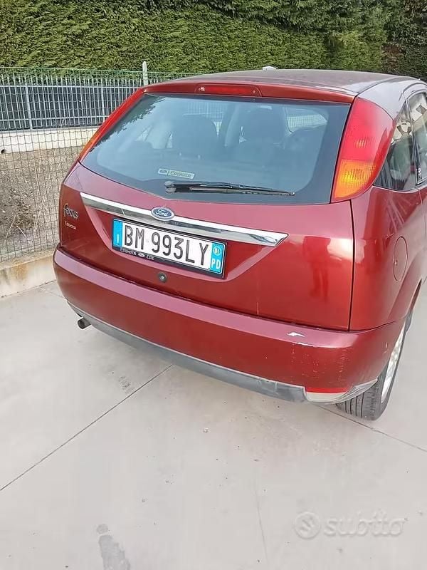 Begagnad Ford Focus 100 HK (73 kW) 2001 Röd Sedan