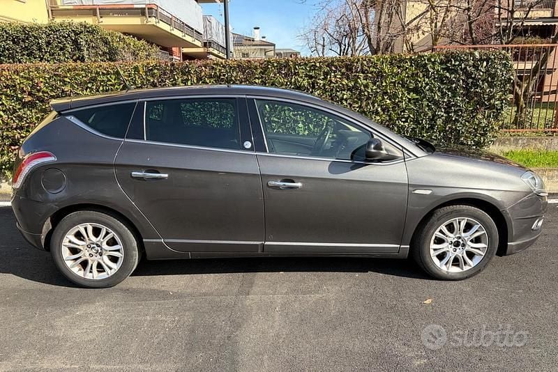 Usata Lancia Delta Silver 120 CV (88 kW) 2014 Grigio Utilitaria