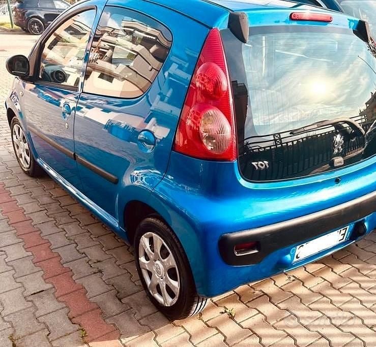 Usata Peugeot 107 68 CV (50 kW) 2011 Blu Utilitaria