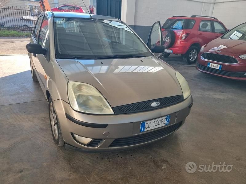 Usata Ford Fiesta Zetec 80 CV (58 kW) 2002 Grigio Utilitaria
