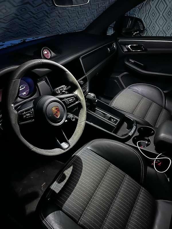 Nero Usata 2022 Porsche Macan SUV | 72.000 € (Cara) - Immagine 1/4