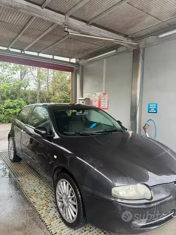 Usata Alfa Romeo 147 140 CV (102 kW) 2004 Nero Utilitaria