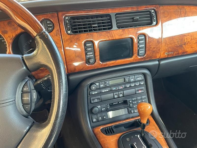 Usata Jaguar XK8 300 CV (220 kW) 2003 Grigio Coupé