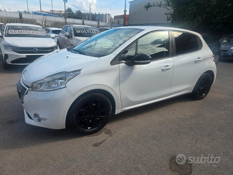 Bianco Usata 2014 Peugeot 208 Allure Due volumi | 6500 € (Buon prezzo) - Immagine 1/4
