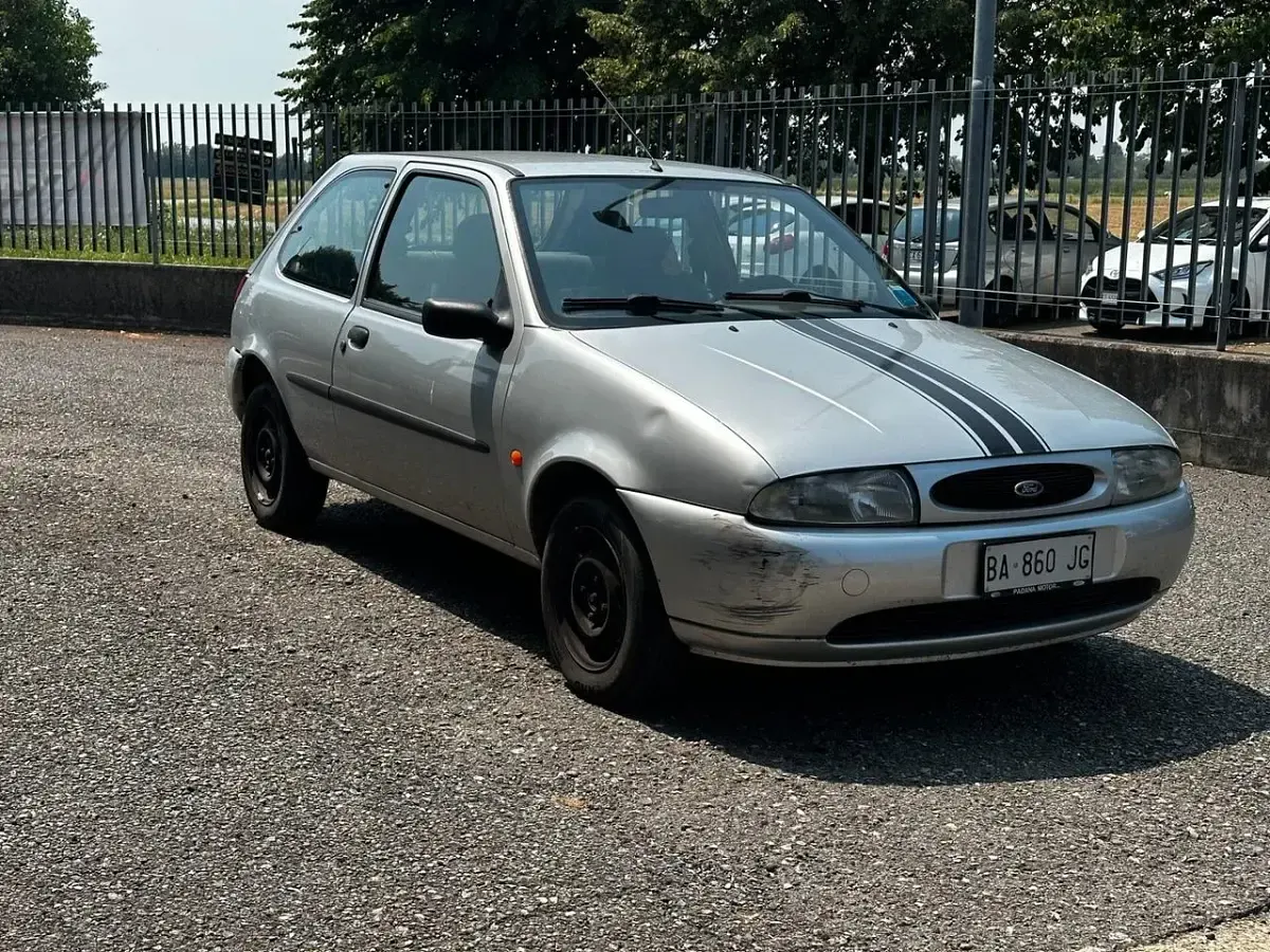 Usata Ford Fiesta 59 CV (43 kW) 1999 Argento Utilitaria