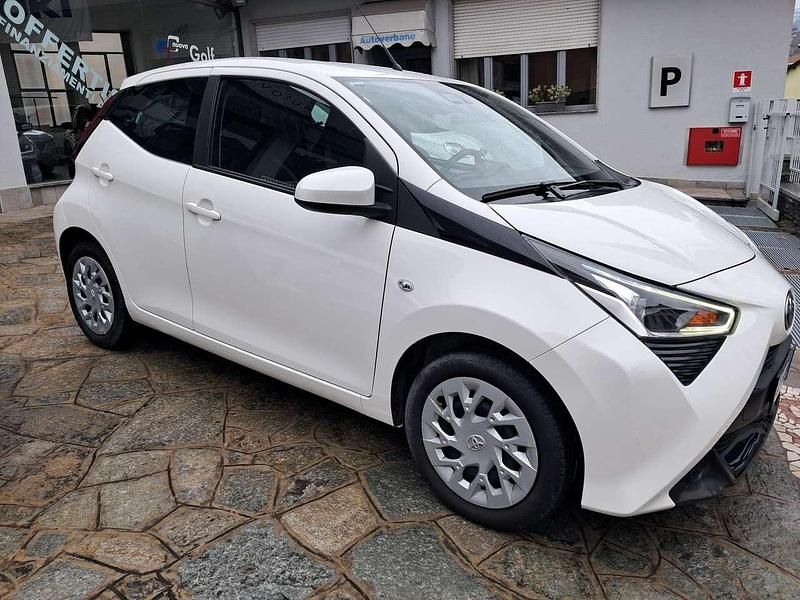 Usata Toyota Aygo Cool 72 CV (52 kW) 2021 Bianco Utilitaria