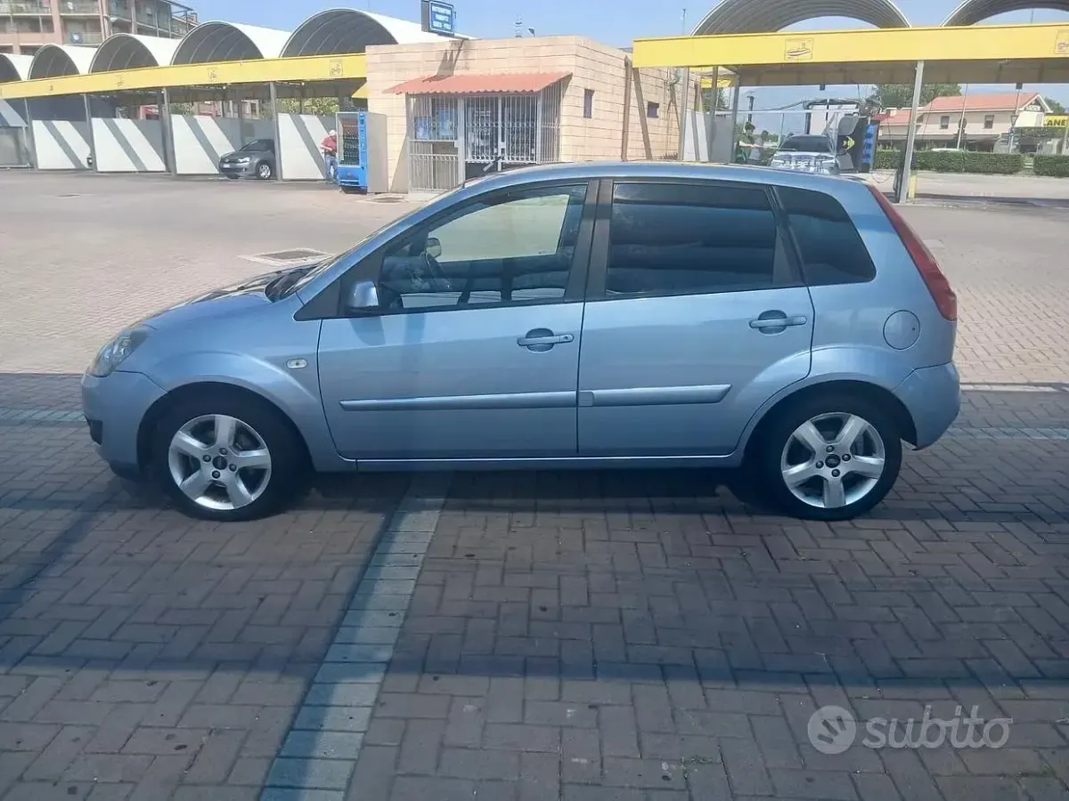 Usata Ford Fiesta 75 CV (55 kW) 2007 Bluazzurro Utilitaria