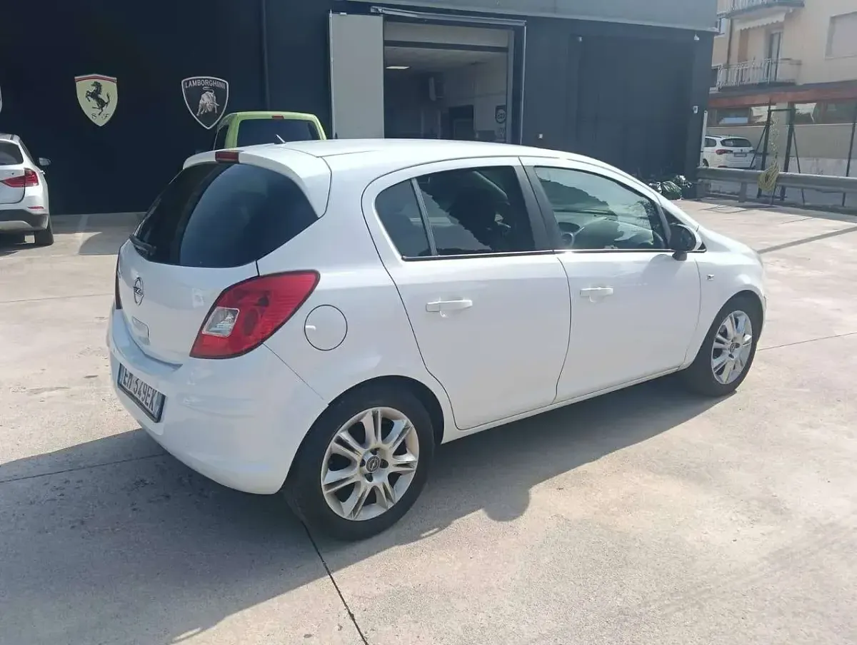 Usata Opel Corsa Edition 86 CV (63 kW) 2012 Bianco pastello Utilitaria