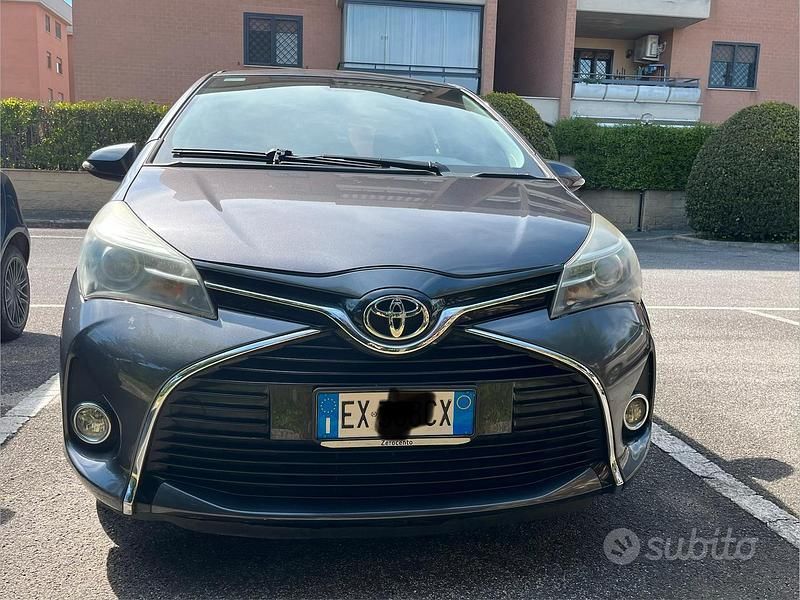 Usata Toyota Yaris Lounge 69 CV (50 kW) 2014 Grigio Utilitaria