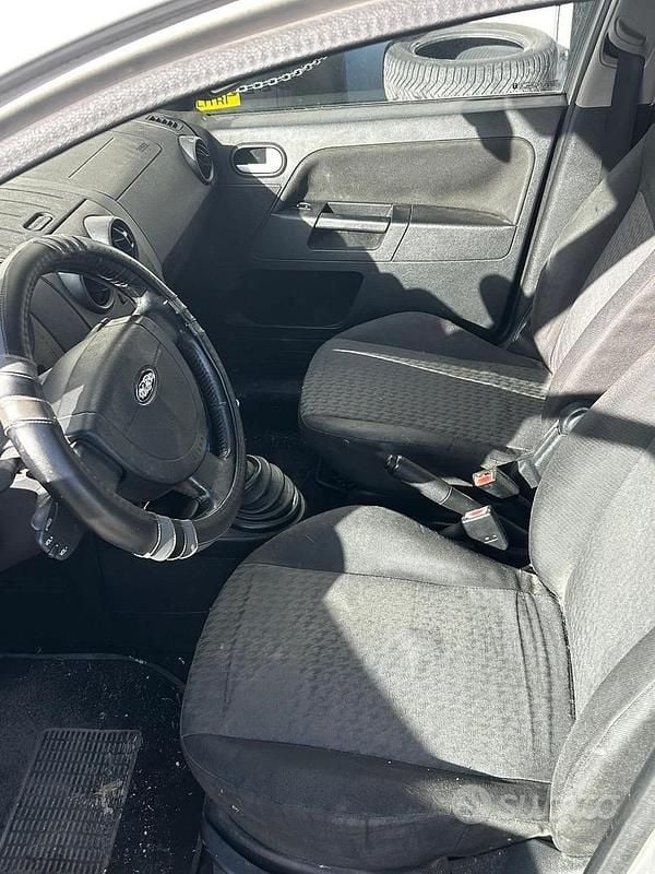 Usata Ford Fusion 68 CV (50 kW) 2004 Grigio Berlina