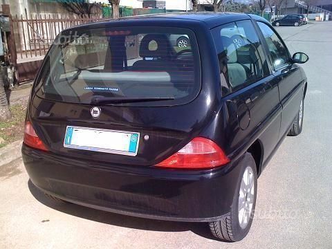 https://images.autouncle.com/it/car_images/3f7234a5-0445-402d-982f-54071040afb6_lancia-ypsilon-2002-metano.jpg