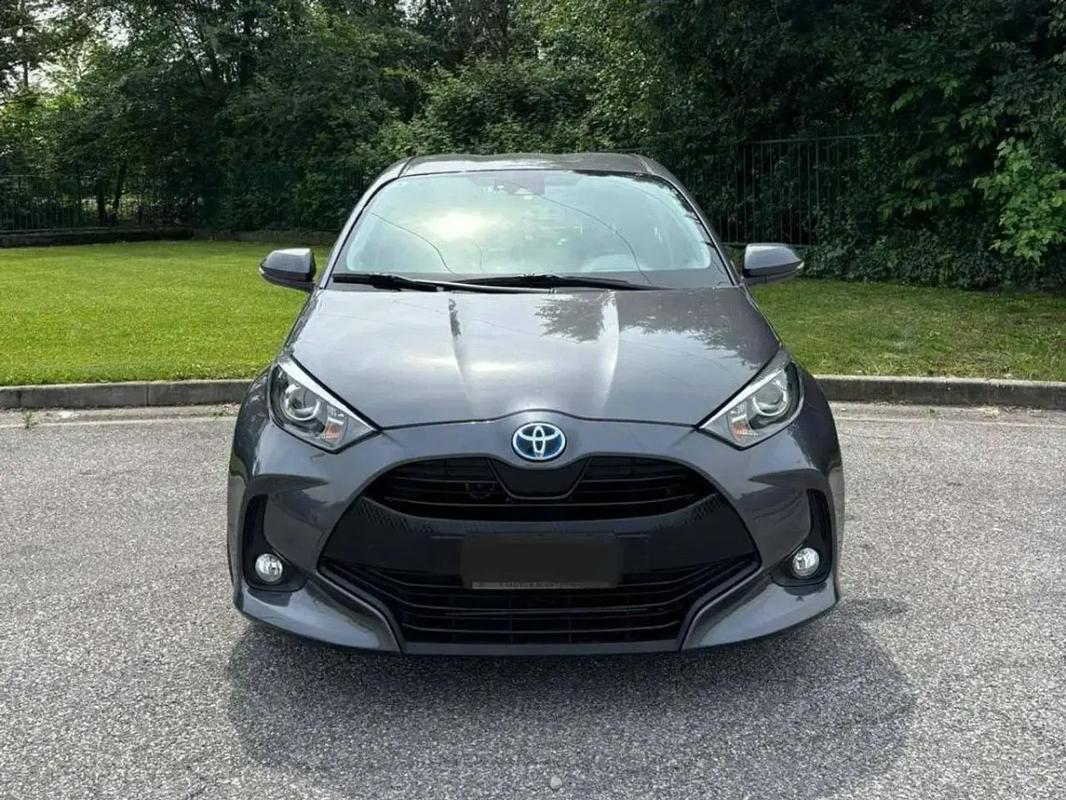 Gebraucht Toyota Yaris Hybrid Business Edition 116 PS (85 kW) 2022 Grau Limousine