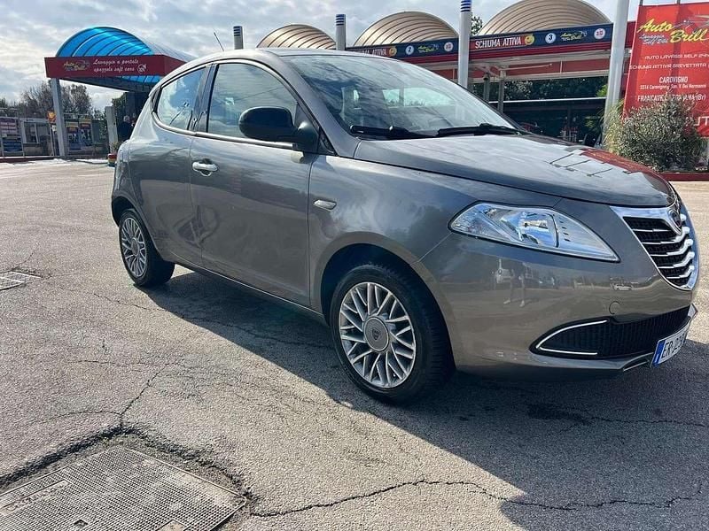 Begagnad Lancia Ypsilon S 95 HK (69 kW) 2013 Grå Halvkombi