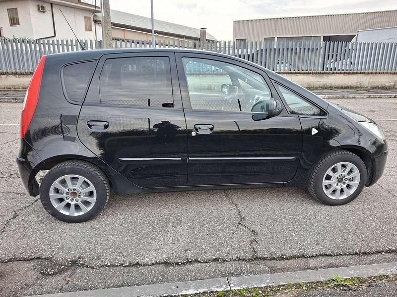 Usata Mitsubishi Colt Invite 75 CV (55 kW) 2007 Nero Berlina