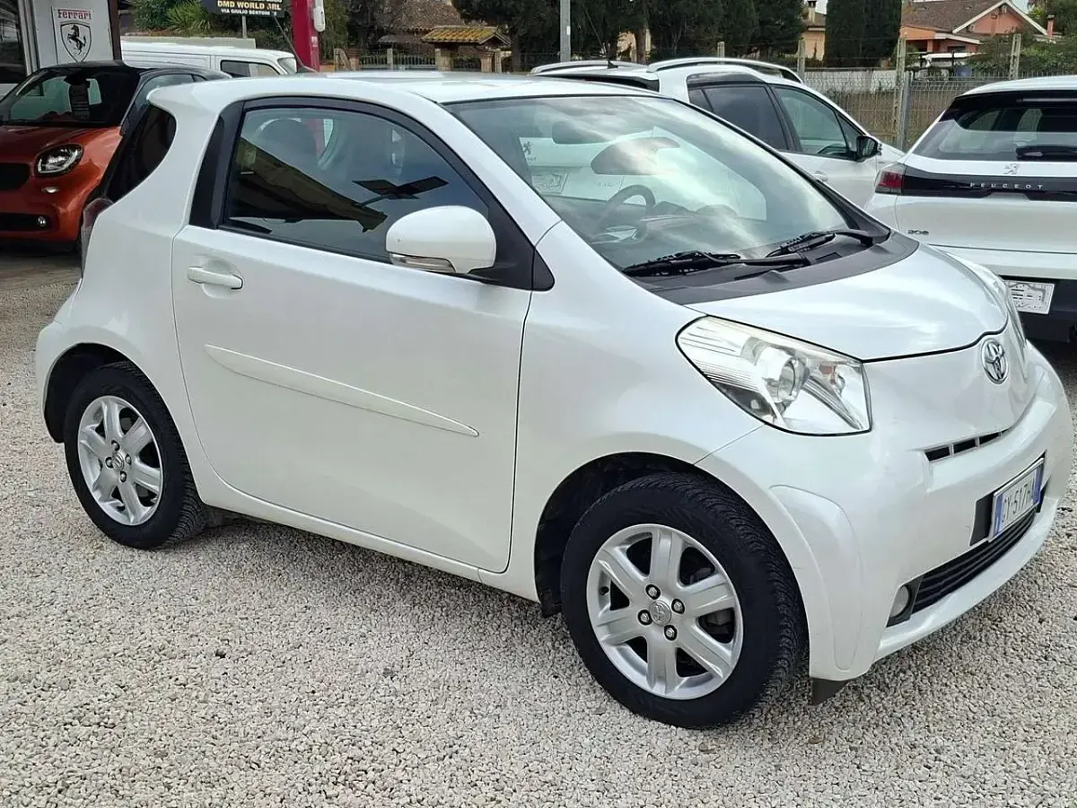 Usata Toyota iQ 68 CV (50 kW) 2011 Bianco Utilitaria