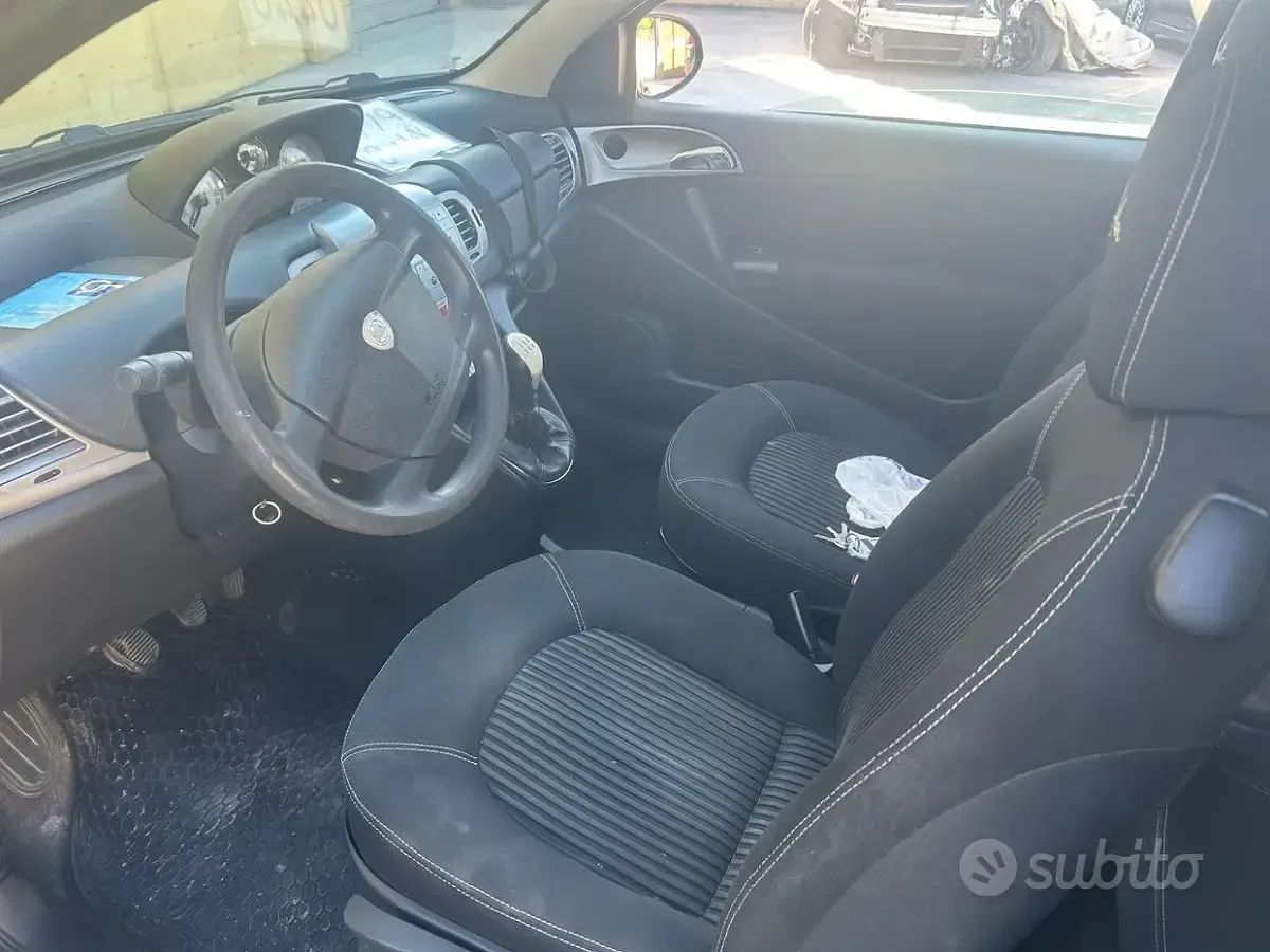 Usata Lancia Ypsilon 90 CV (66 kW) 2008 Nero Utilitaria