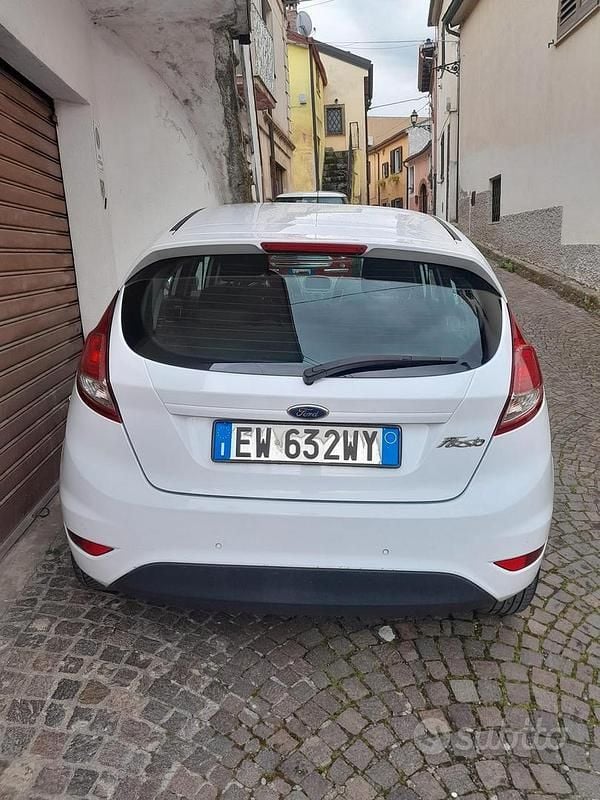 Usata Ford Fiesta 97 CV (71 kW) 2014 Bianco Utilitaria