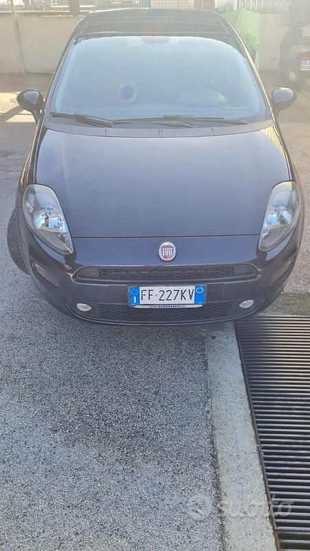 Nero Usata 2016 Fiat Punto Tre volumi | 4500 € (Buon prezzo) - Immagine 1/4