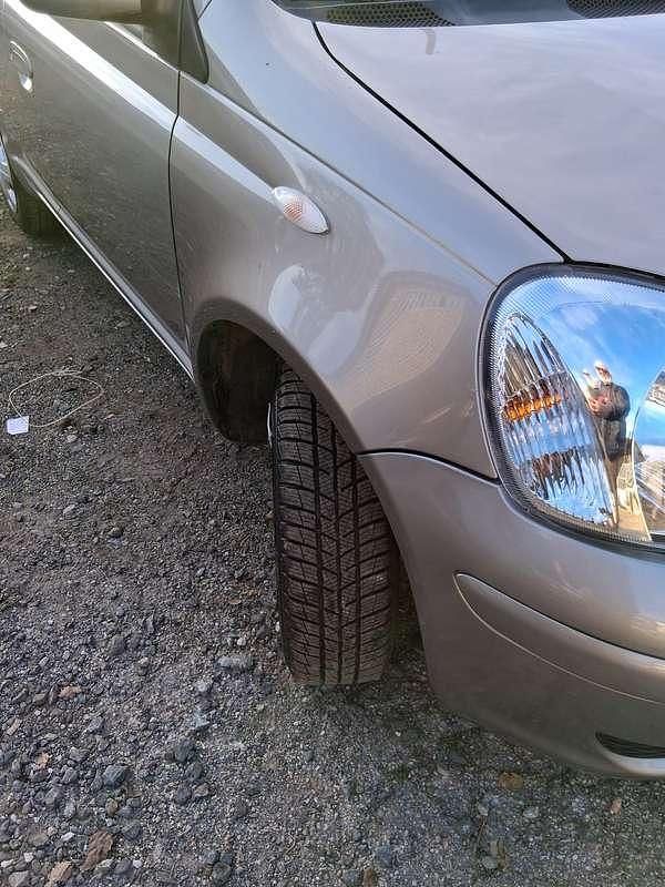 Usata 2003 Toyota Yaris Sol Tre volumi | 1400 € (Buon prezzo) - Immagine 1/4