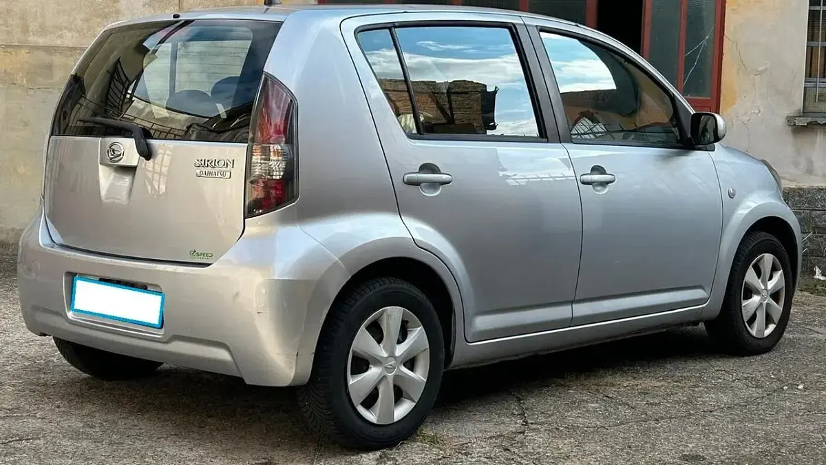 Usata Daihatsu Sirion 69 CV (50 kW) 2011 Argento Utilitaria