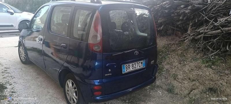 Usata Toyota Yaris Verso Sol 86 CV (63 kW) 2001 Blu Monovolume