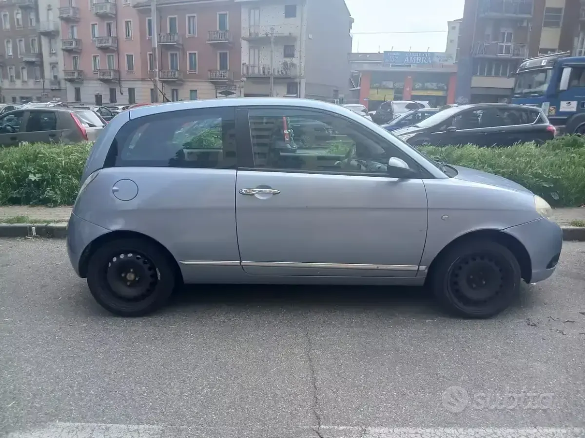 Usata Lancia Ypsilon 69 CV (50 kW) 2006 Bluazzurro Utilitaria