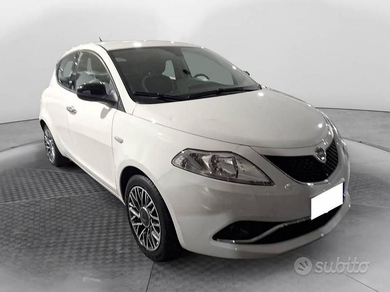 Usata Lancia Ypsilon Gold 69 CV (50 kW) 2016 Bianco Utilitaria