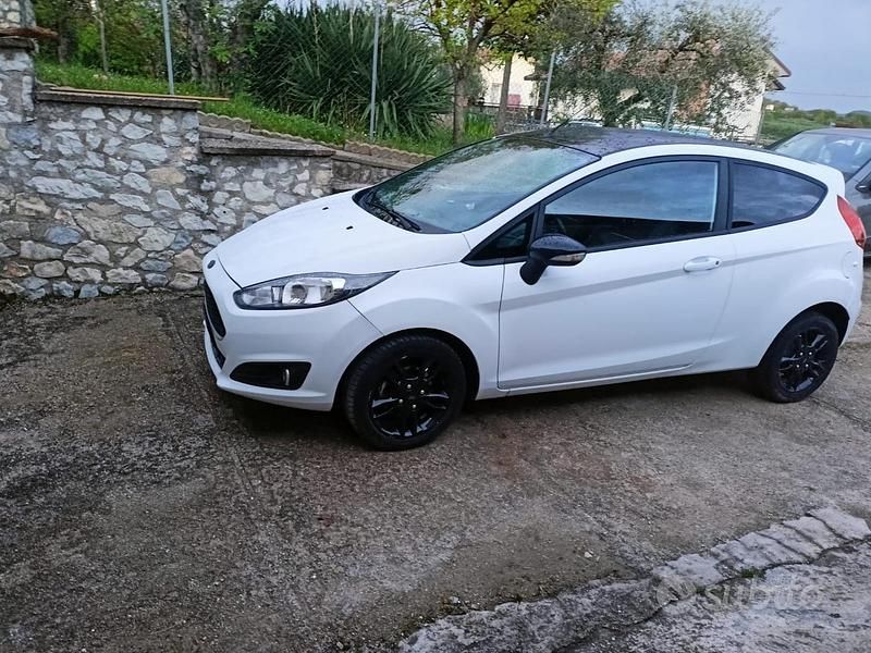 Usata Ford Fiesta 424 CV (311 kW) 2016 Utilitaria