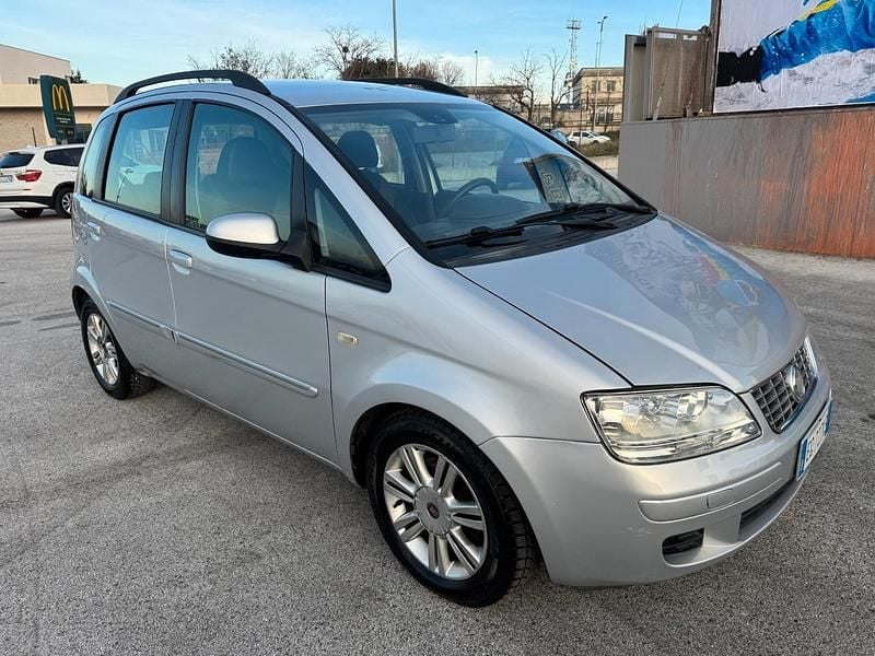Usata Fiat Idea Emotion 120 CV (88 kW) 2011 Argento Monovolume
