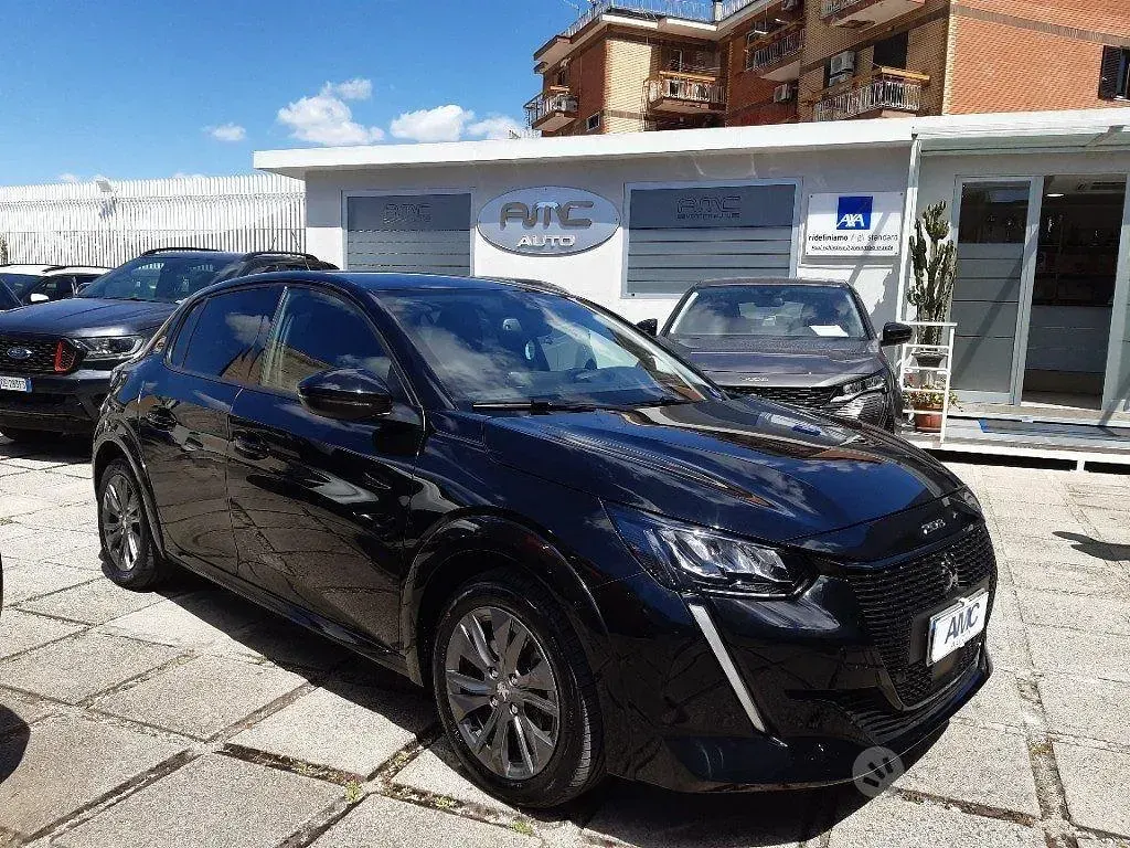 Usata Peugeot e-208 GT 100 kW (136 CV) 2021 Nero Utilitaria