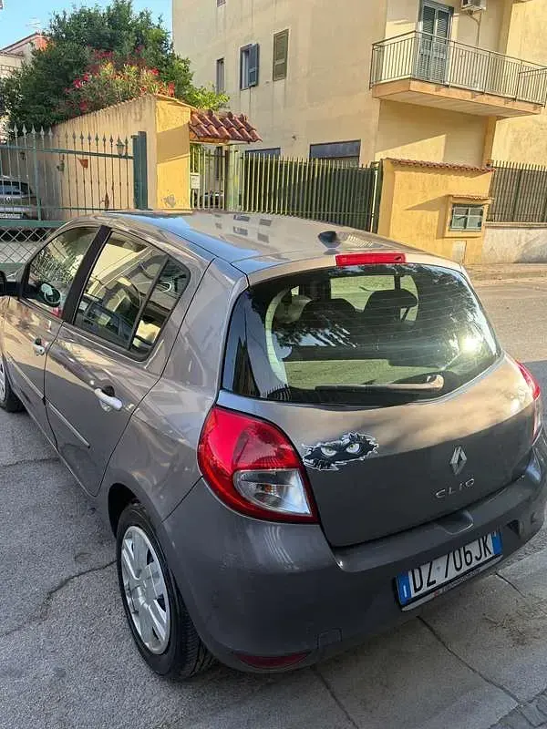 Usata Renault Clio III 75 CV (55 kW) 2009 Marrone Berlina
