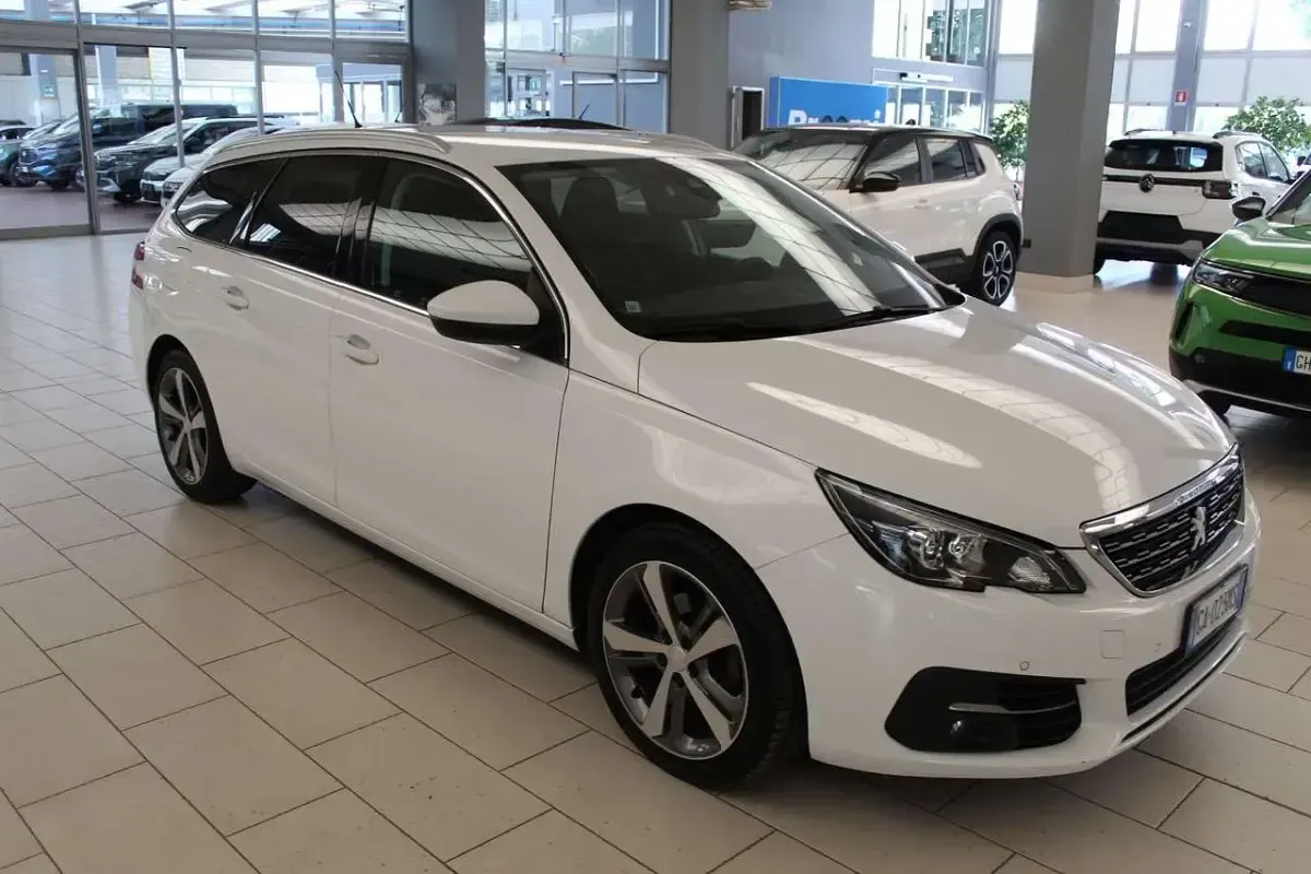 Usata Peugeot 308 SW Active 131 CV (96 kW) 2020 Bianco Station wagon