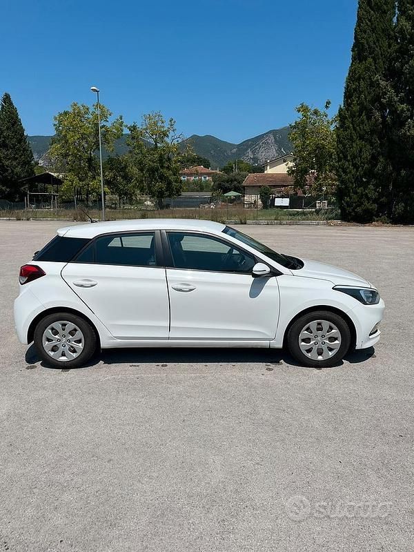 Usata Hyundai i20 Classic 75 CV (55 kW) 2018 Bianco Berlina