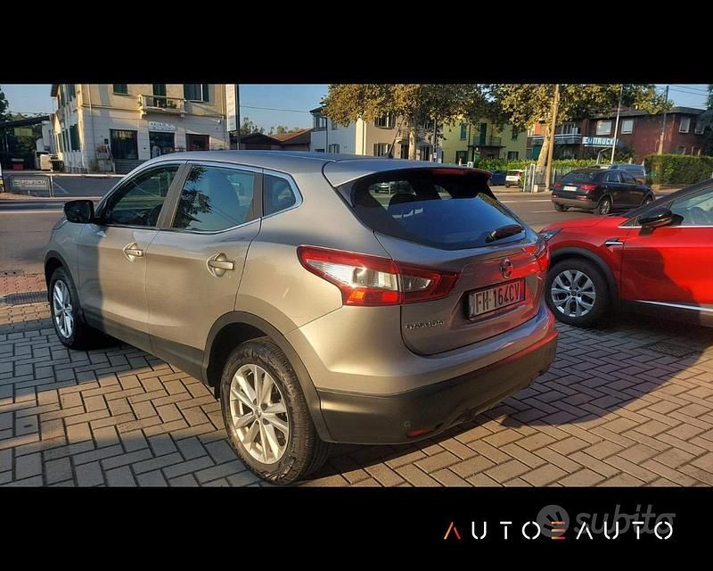 Usata Nissan Qashqai Acenta 110 CV (80 kW) 2017 Grigio SUV