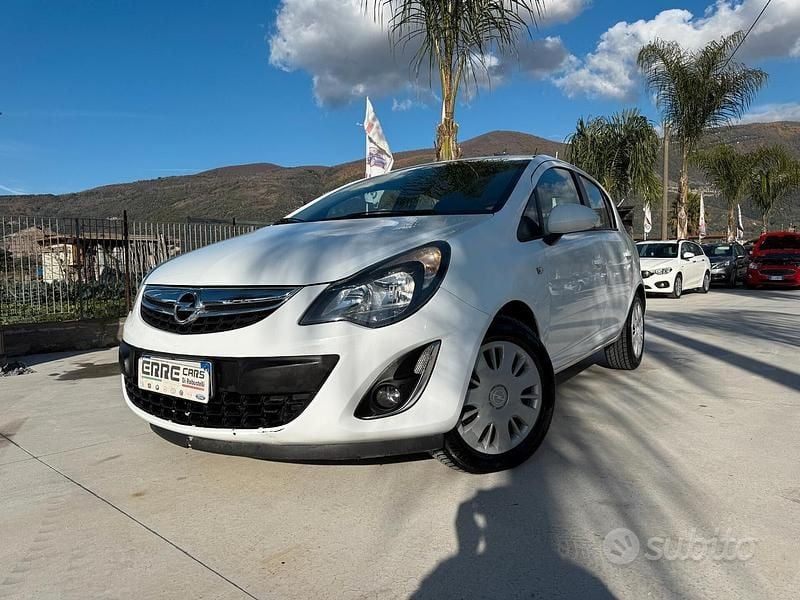 Bianco Usata 2013 Opel Corsa Tre volumi | 3000 € (Super prezzo) - Immagine 1/4