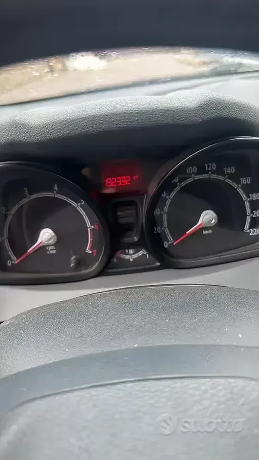 Usata Ford Fiesta 90 CV (66 kW) 2011 Grigio Berlina