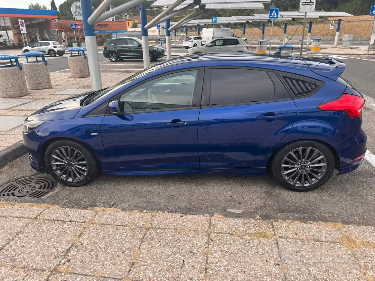 Usata Ford Focus 120 CV (88 kW) 2017 Bluazzurro Berlina
