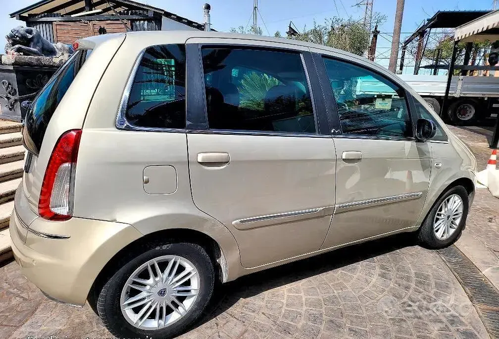 Usata Lancia Musa 95 CV (69 kW) 2012 Beige Monovolume