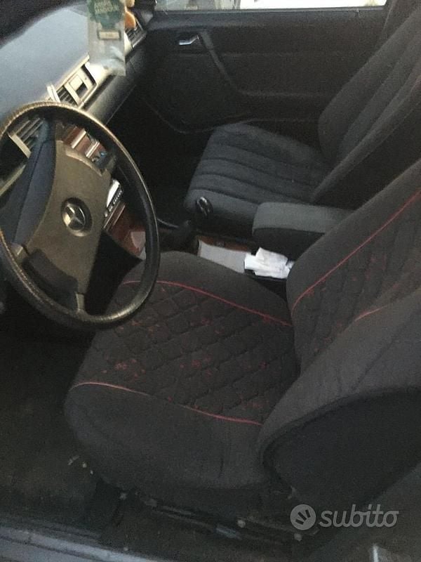 Usata Mercedes E250 90 CV (66 kW) 1985 Marrone Berlina