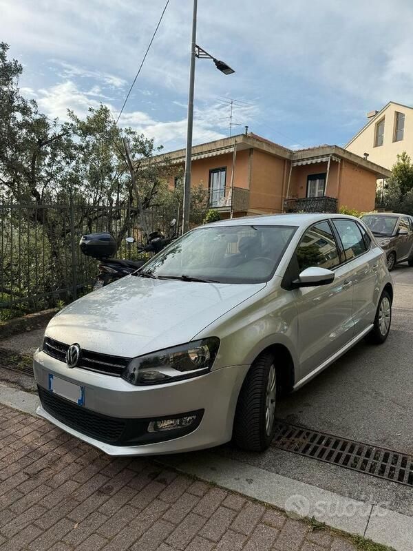 Grigio Usata 2013 VW Polo Comfortline Due volumi | 7500 € (Buon prezzo) - Immagine 1/4