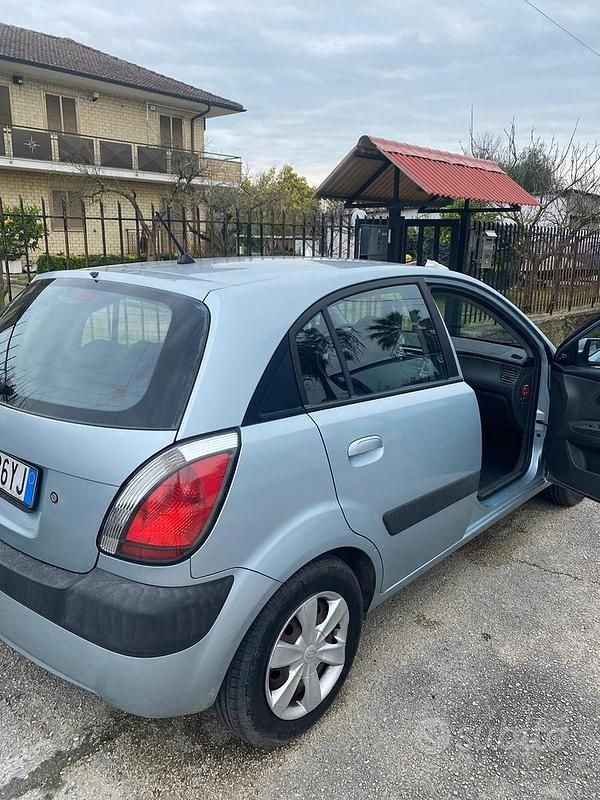 Usata Kia Rio 97 CV (71 kW) 2007 Grigio Berlina