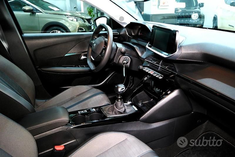 Usata Peugeot 208 Allure 100 CV (73 kW) 2023 Nero Utilitaria