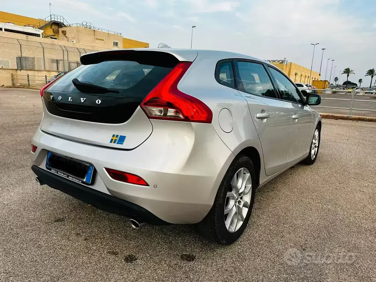 Usata Volvo V40 Business Edition 120 CV (88 kW) 2019 Grigio Berlina