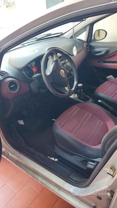 Grigio Usata 2010 Fiat Punto Tre volumi | 5000 € - Immagine 1/4