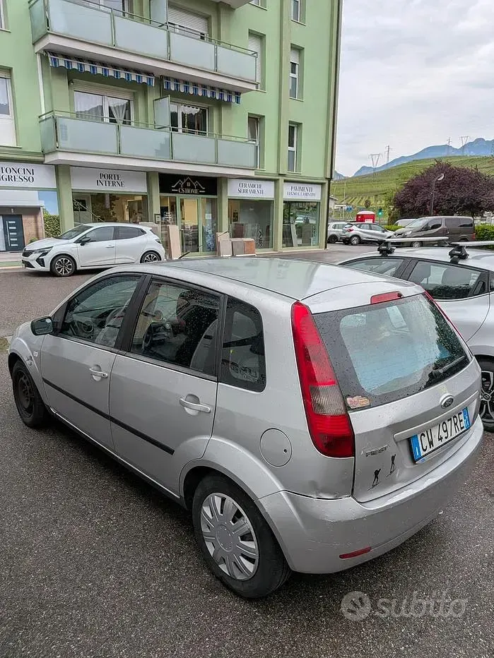 Usata Ford Fiesta 75 CV (55 kW) 2005 Grigio Utilitaria
